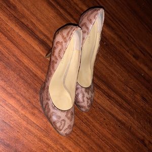Nine West Size 9 shoe with a 4-inch heel. Leather upper.